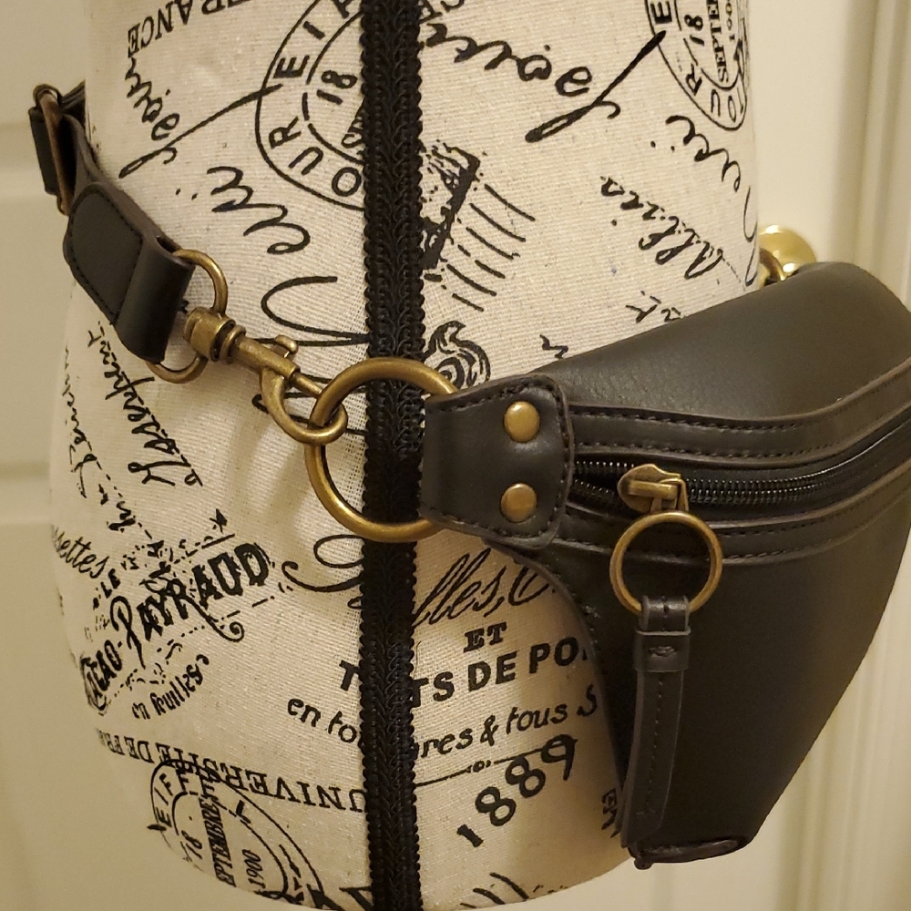 a.n.a. Black Belt Bag - Picture 2 of 6